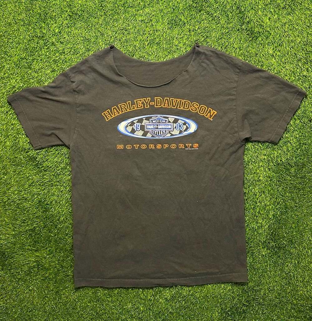 CROPPED Vintage 2001 Harley-Davidson Motorsports Graphic T-Shirt Black
Off the s